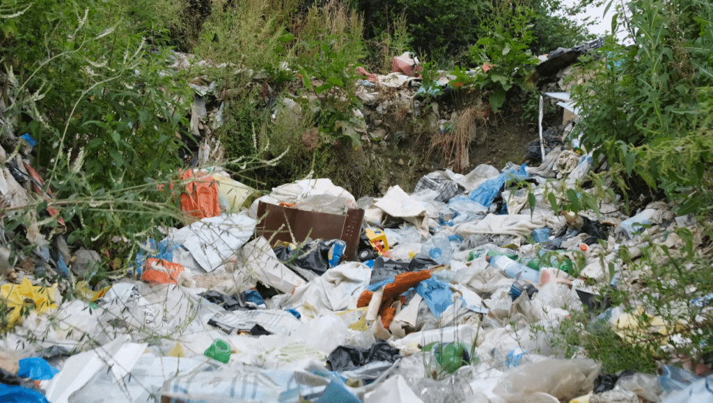 Photo du fleuve Citarum pollué de plastique