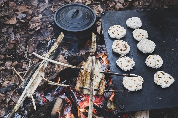 nourriture qui cuit sur un feu dans la forêt en survie