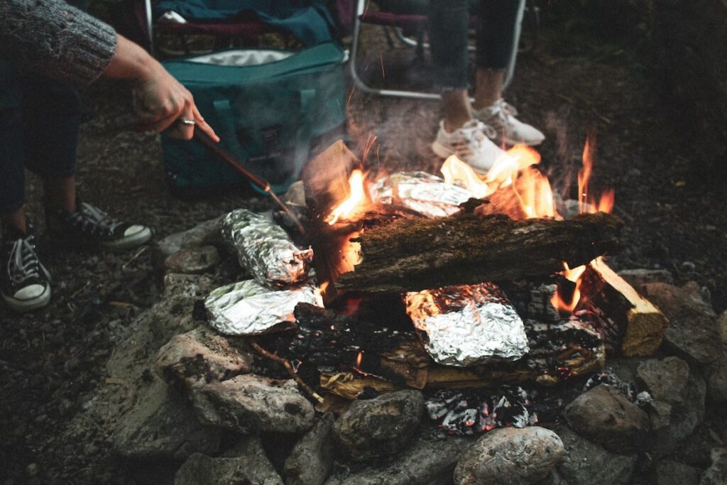 Une cuisson aux papillotes directement au feu de camp