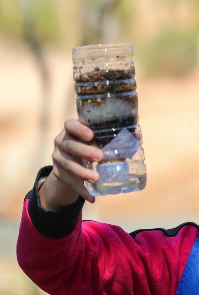 Filtration d'eau dans une bouteille en plastique