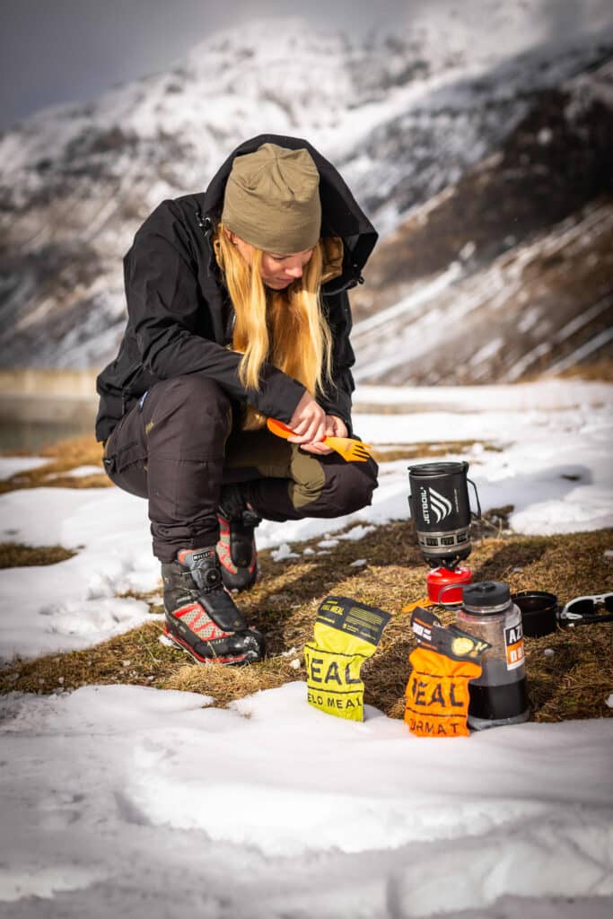 Eléonore LLUNA en train d'utiliser un réchaud Jetboil Flash à la montagne en hiver avec de la neige