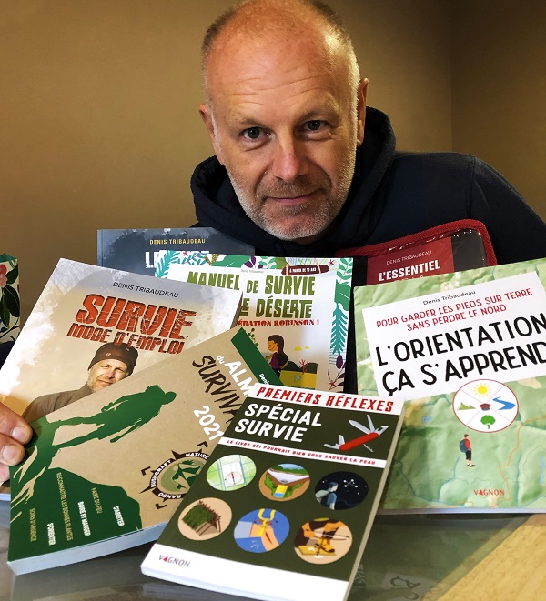 Denis Tribaudeau avec les livres qu'il a écrit sur la survie