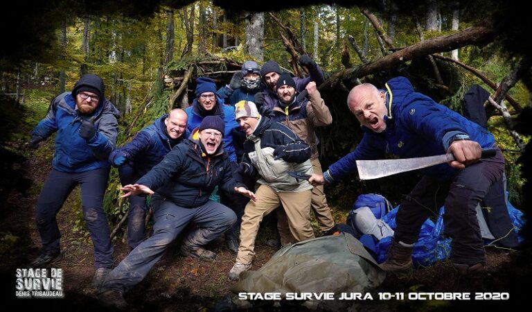 Denis Tribaudeau avec ses stagiaires pendant un stage de survie en forêt